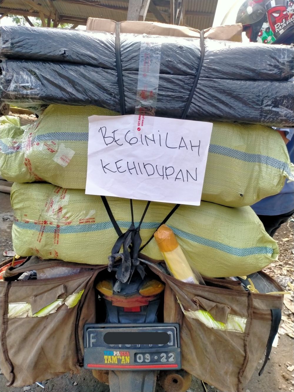 Tulisan lucu dan kocak dibelakang motor kurir ini bisa bikin stress hilang